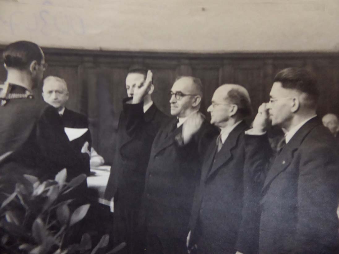 Vereidigung von Eduard Dengel als Stadtrat durch Oberbürgermeister Dr. Redlhammer (Stadtarchiv Wiesbaden)